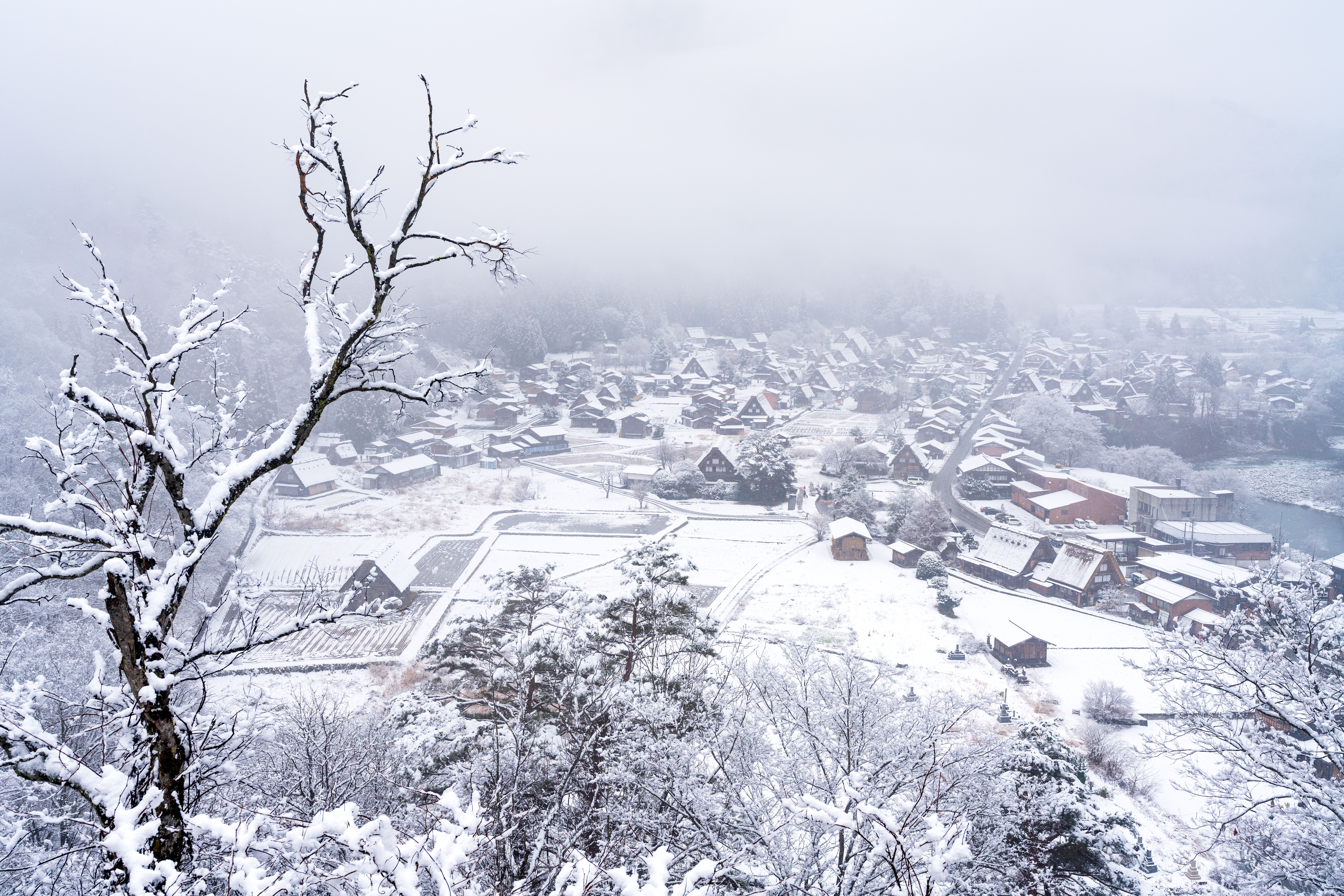Luftfoto af Gassho-zukuri huse i sneklædte Shirakawago Ogimachi.