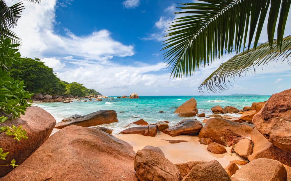 Udsigt over Anse Lazio-stranden på Praslin Island, Seychellerne.