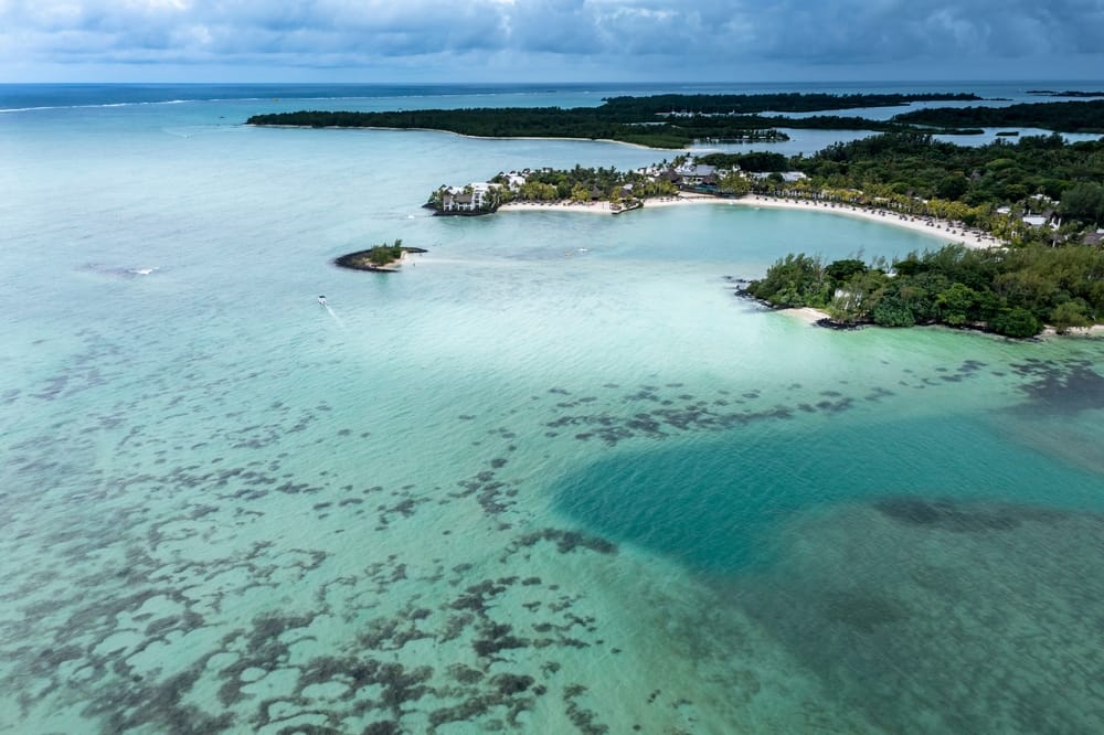 Fra luften ses den smukke bugt ved Grand Bay i Flacq, Mauritius.