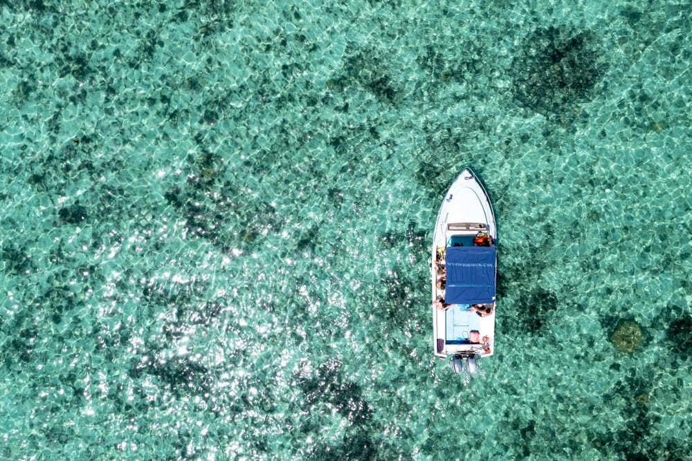 uftfoto af koralrev ved Flic en Flac-stranden på Mauritius.