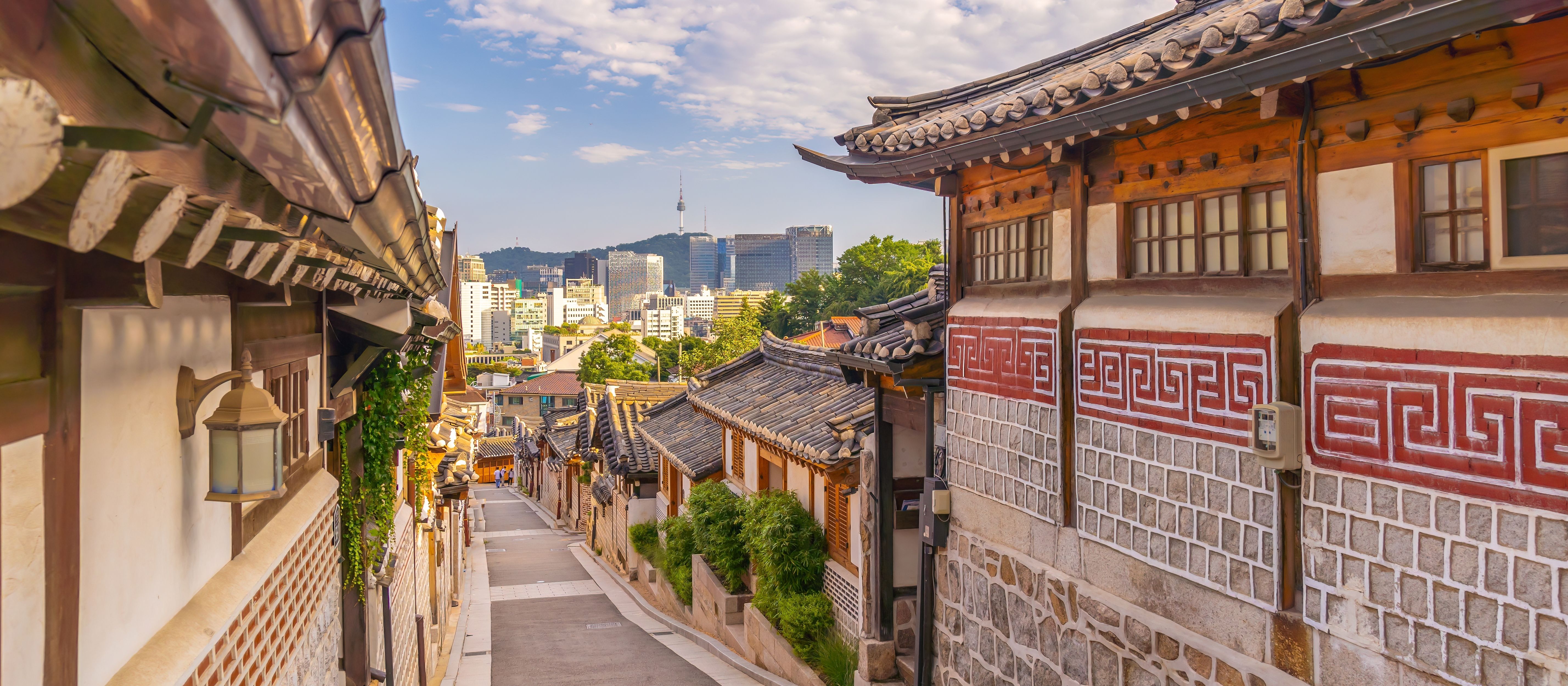 Bukchon Hanok Village med udsigt til Seoul skyline.