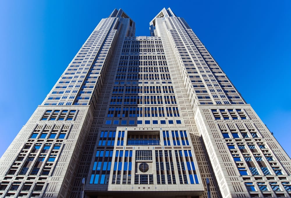 Tokyo Metropolitan Government Building i Shinjuku, Tokyo, set på en solrig dag med klar blå himmel