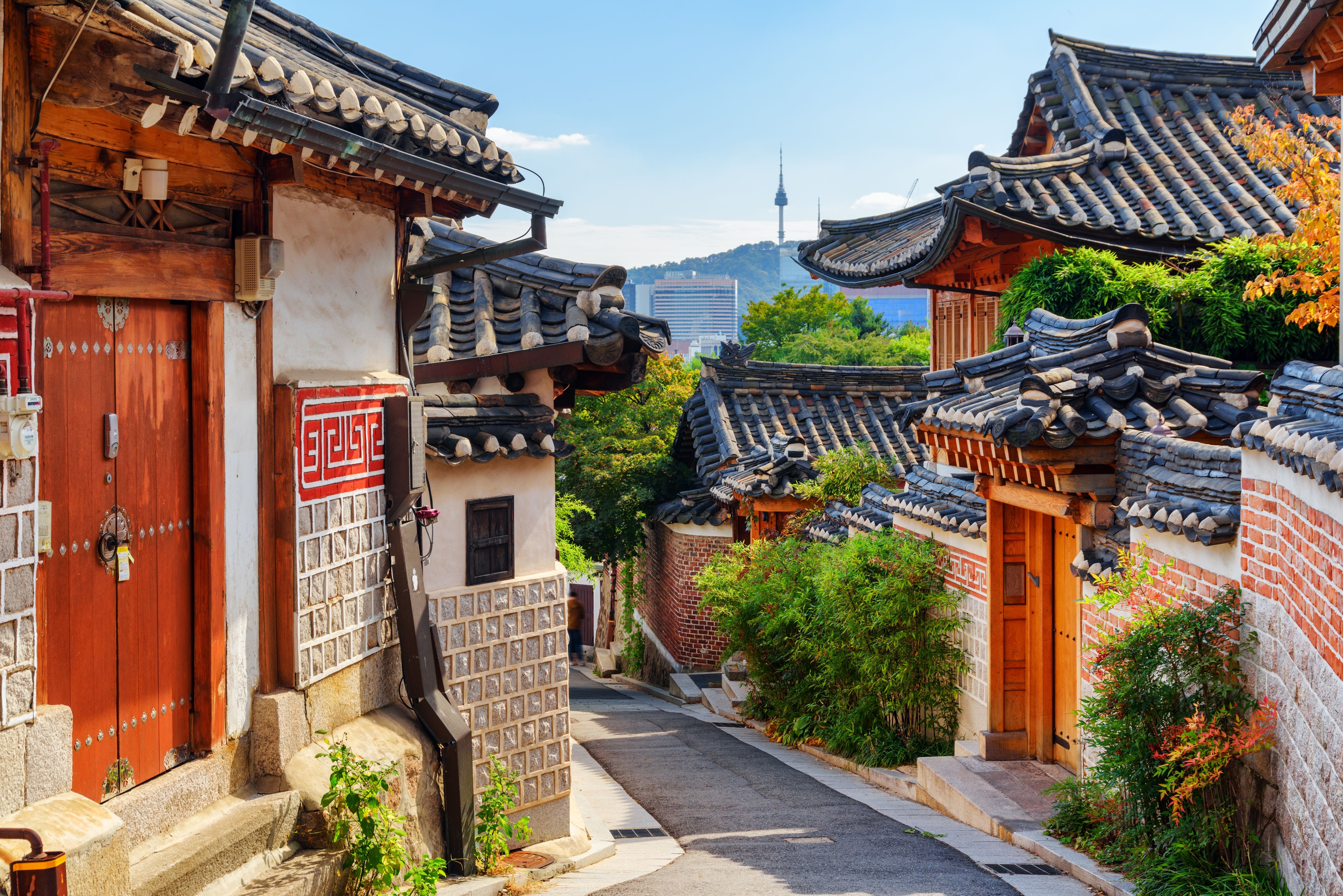 Bukchon Hanok Village med traditionelle huse og smal gade i Seoul.