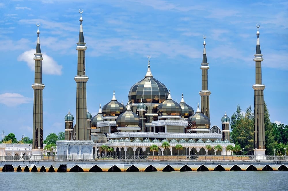 Krystalmoskeen, også kendt som Masjid Kristal, i Kuala Terengganu, Malaysia – en moderne moské bygget i stål og glas med udsigt over floden