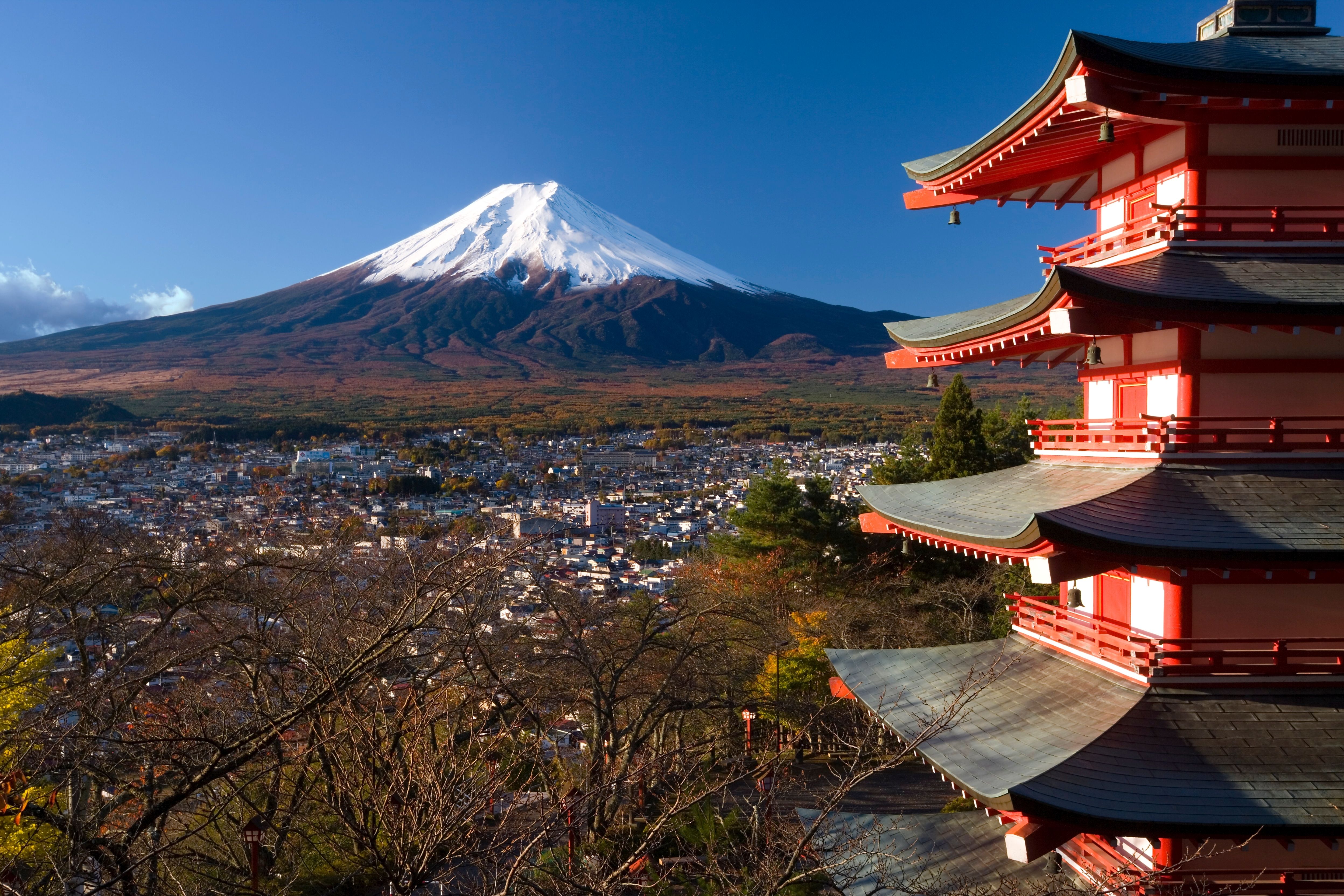Snedækket Mount Fuji og tempel i Fuji-Hakone-Izu National Park.
