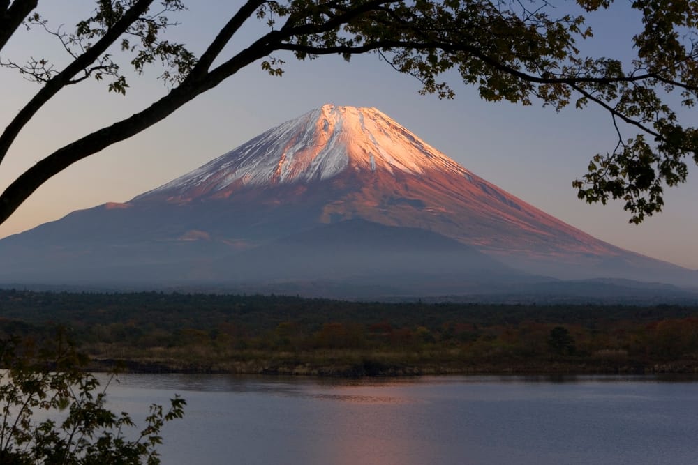 Lake Shoji-ko med Mount Fuji i baggrunden i aftenlys.