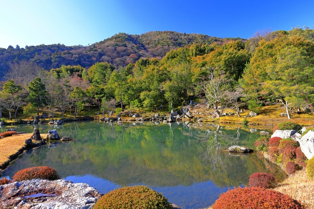 Tenryu-ji, et ærefrygtindgydende Zen-tempel i Arashiyama, Kyoto, Japan, omgivet af traditionelle haver og naturskønne omgivelser