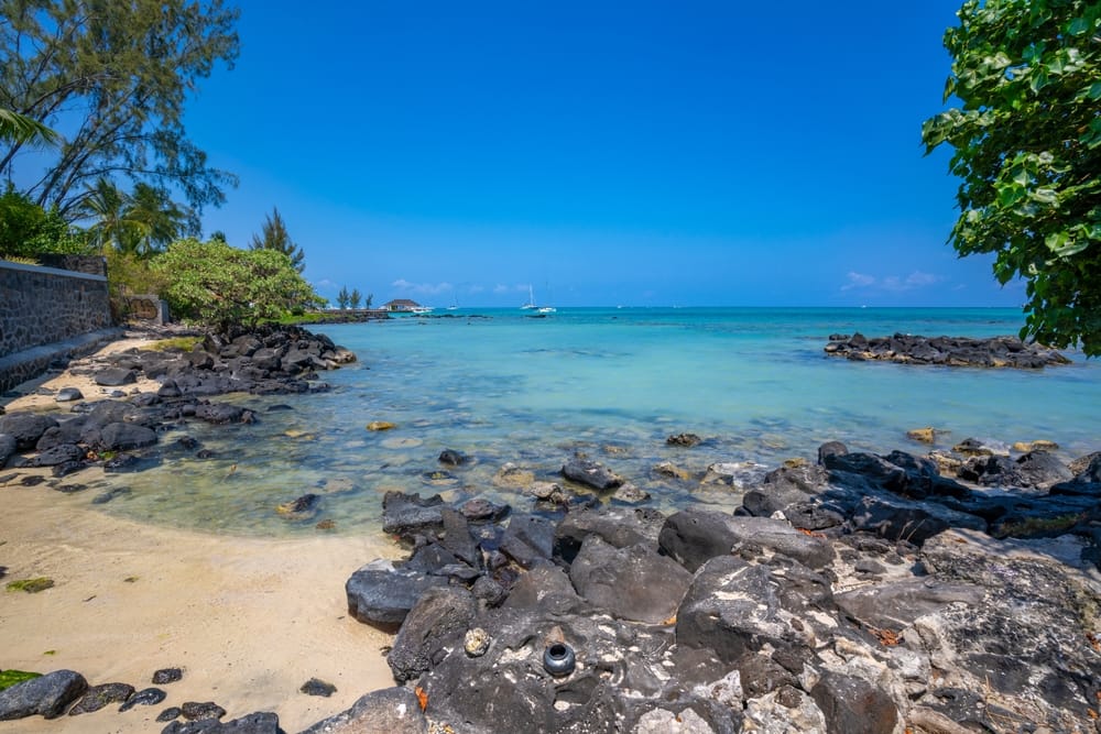 Udsigt over Mont Choisy Beach med hvidt sand og det turkisblå Indiske Ocean.