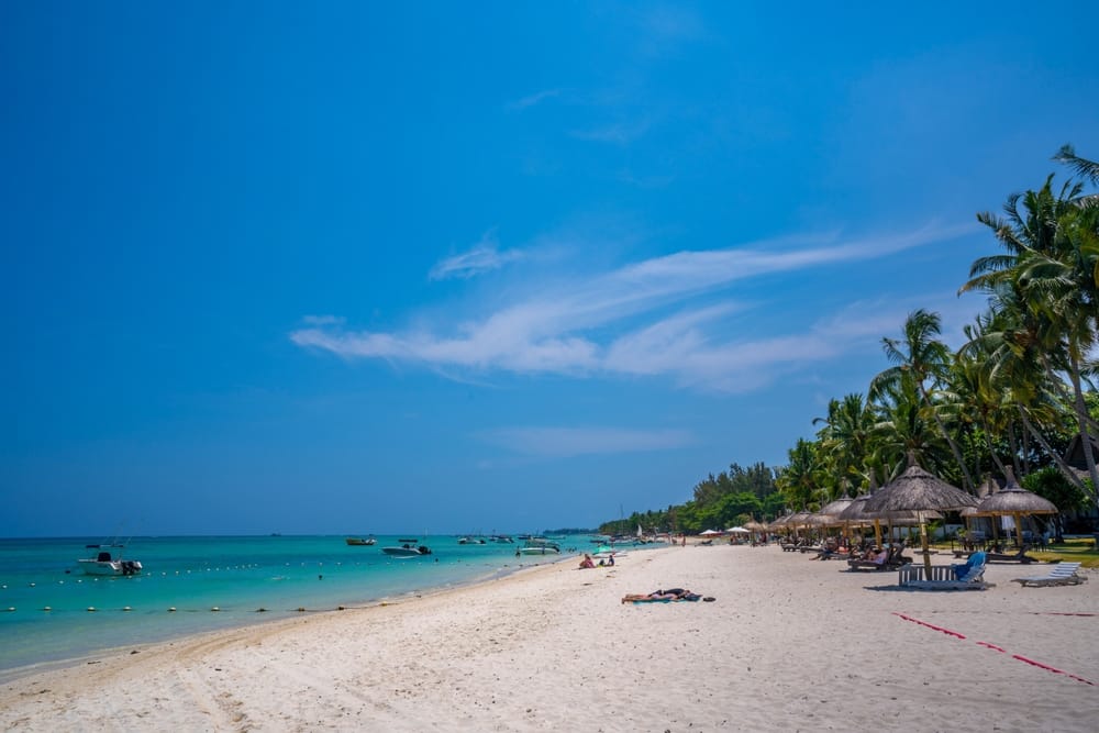 Udsigt over Trou-aux-Biches-stranden og det turkisblå Indiske Ocean på Mauritius.