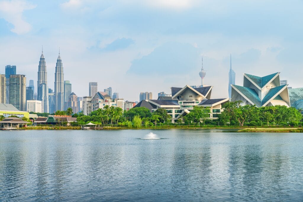Udsigt til Kuala Lumpurs berømte skyline og bypark.