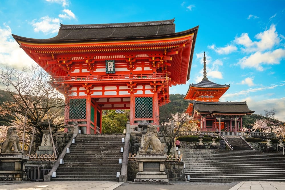 Deva-porten ved Kiyomizu-dera-templet i Kyoto, Japan – en ikonisk indgang til et af byens mest berømte templer.