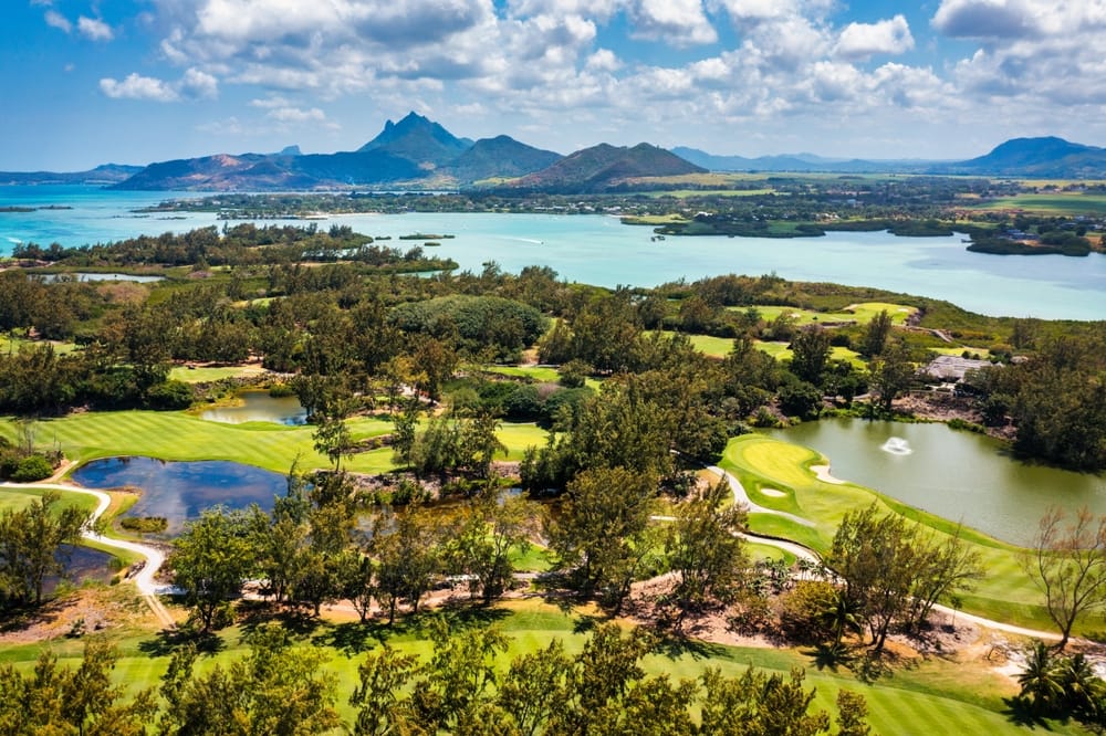 Den idylliske strand på Île aux Cerfs, Mauritius, med hvidt sand og turkisblåt hav.