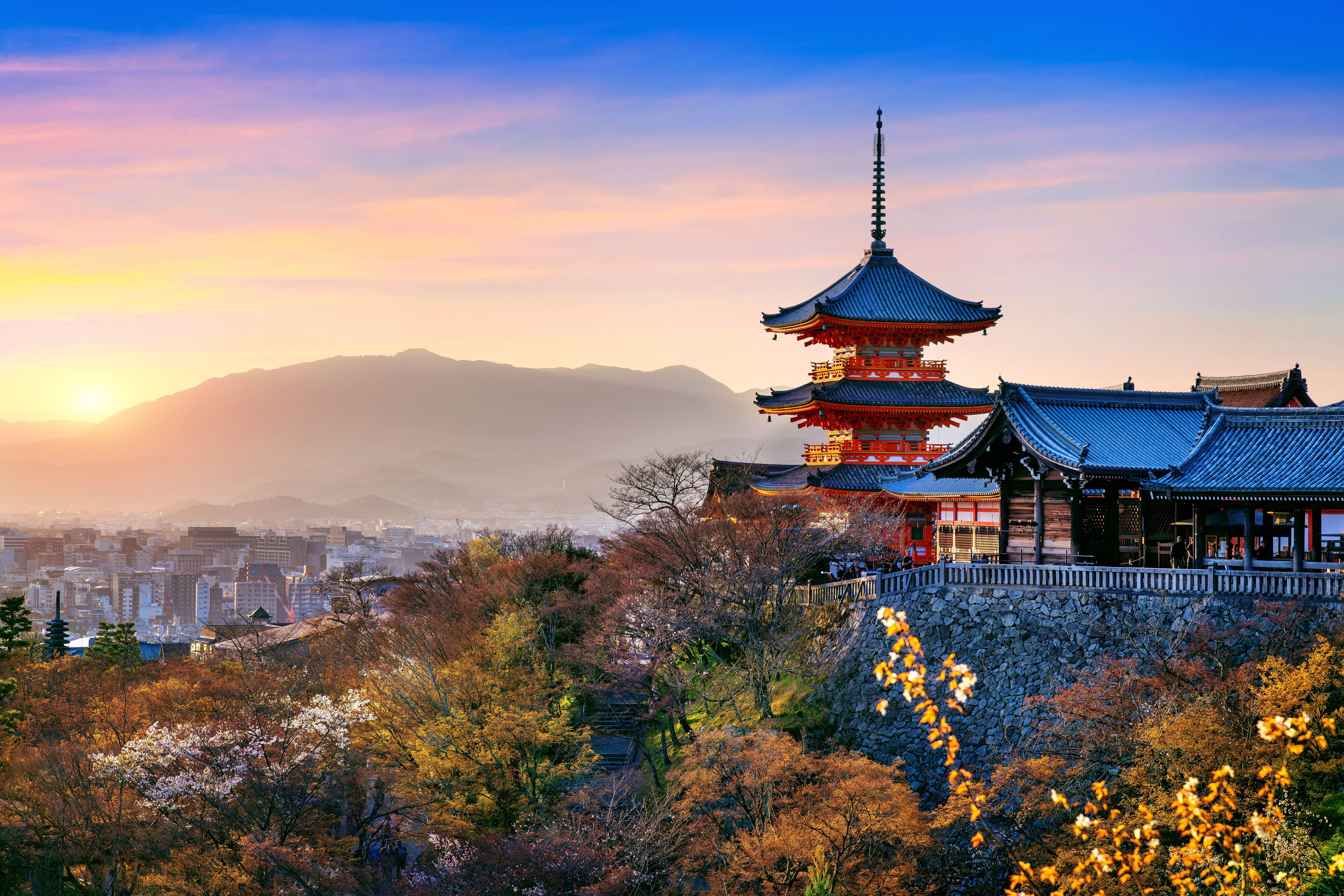 Kiyomizu-templet i Kyoto ved solnedgang.