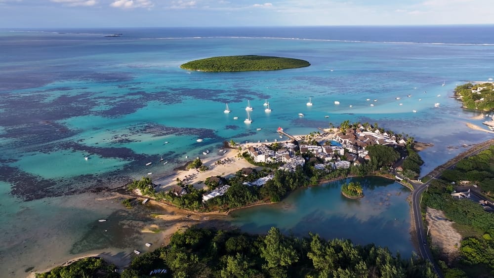 Blue Bay nær Port Louis byder på klart vand og smuk udsigt over Det Indiske Ocean.