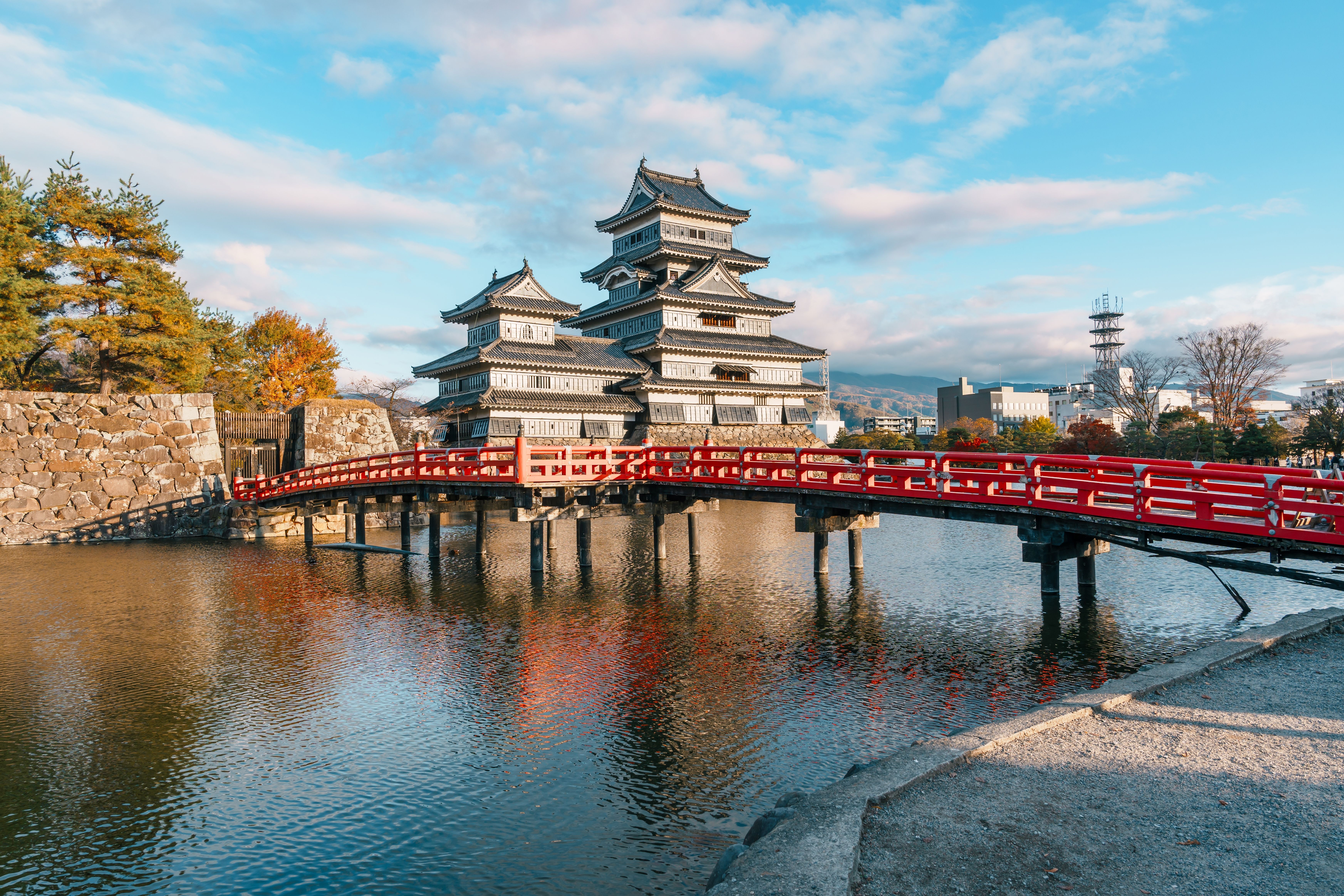 Matsumoto Castle, også kendt som Crow Castle, i efterårsfarver i Nagano, Japan.