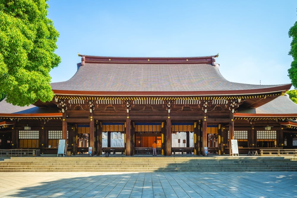Hovedhallen i Meiji-helligdommen i Shibuya, Tokyo – en af Japans mest betydningsfulde Shinto-helligdomme omgivet af skov.
