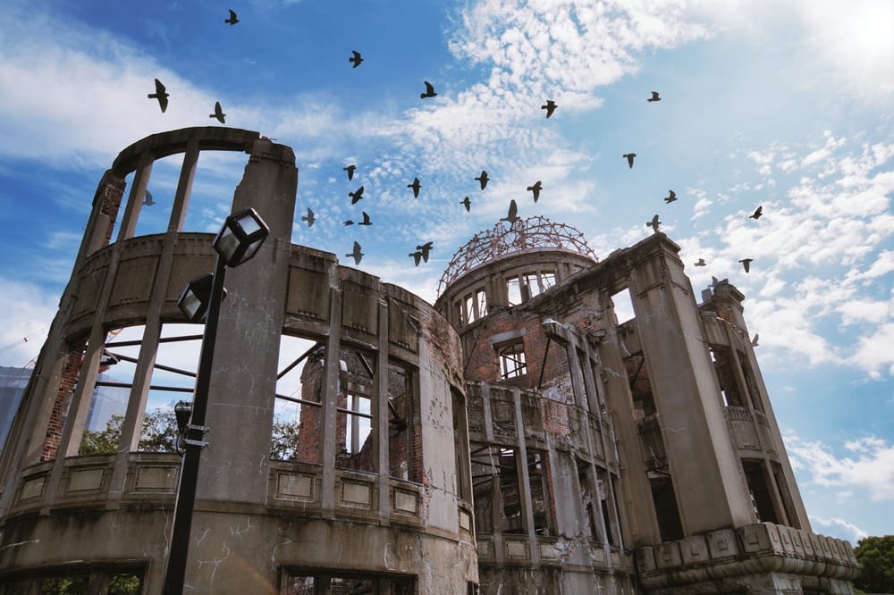 Hiroshima Peace Memorial med en flok fugle, der flyver over. Japan