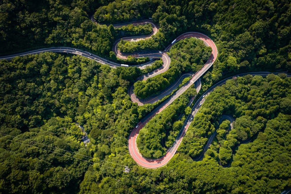 Luftfoto af snoet bjergvej i Fuji-Hakone-Izu.