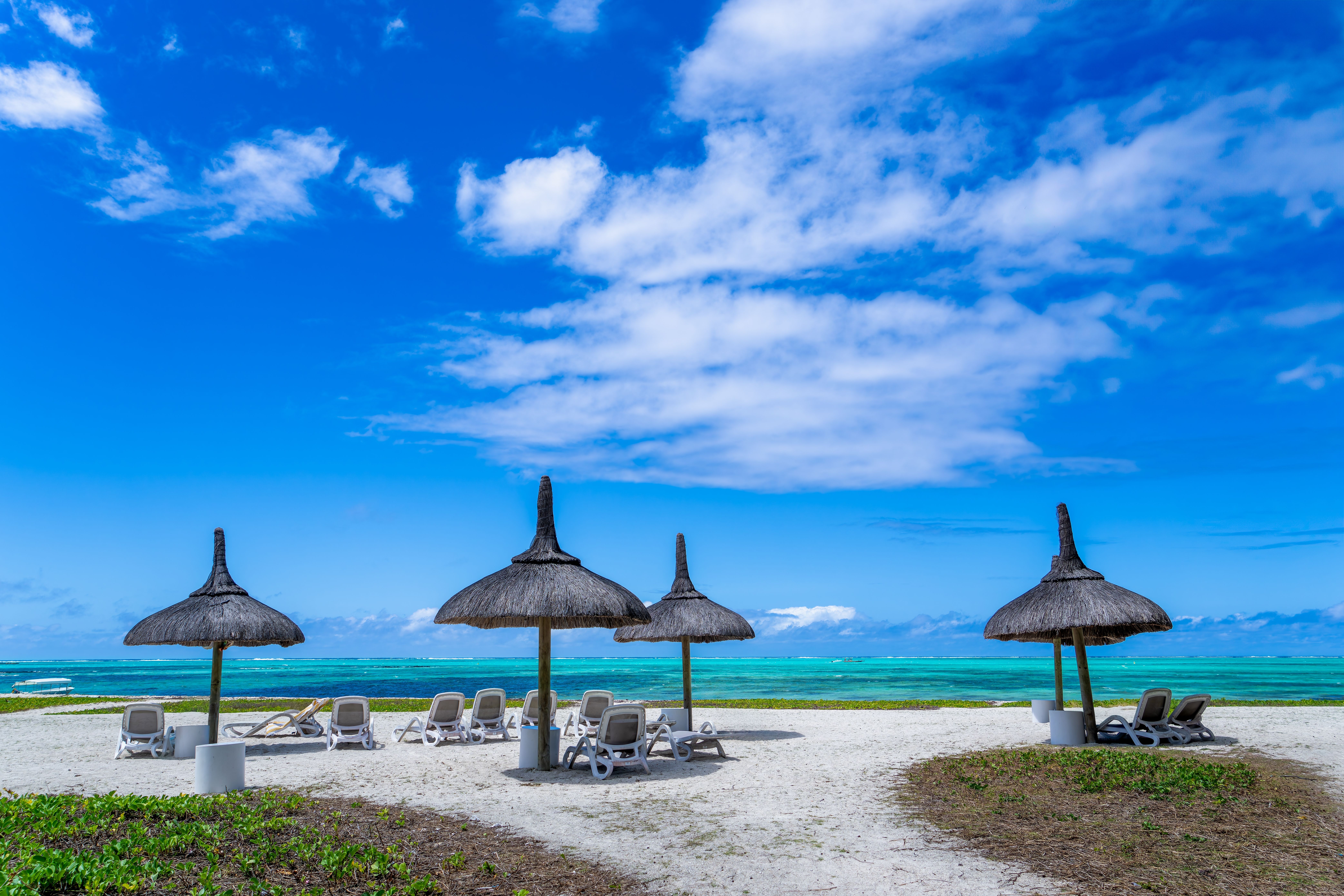 En uberørt strand på Île aux Cerfs med krystalklart vand og blødt, hvidt sand