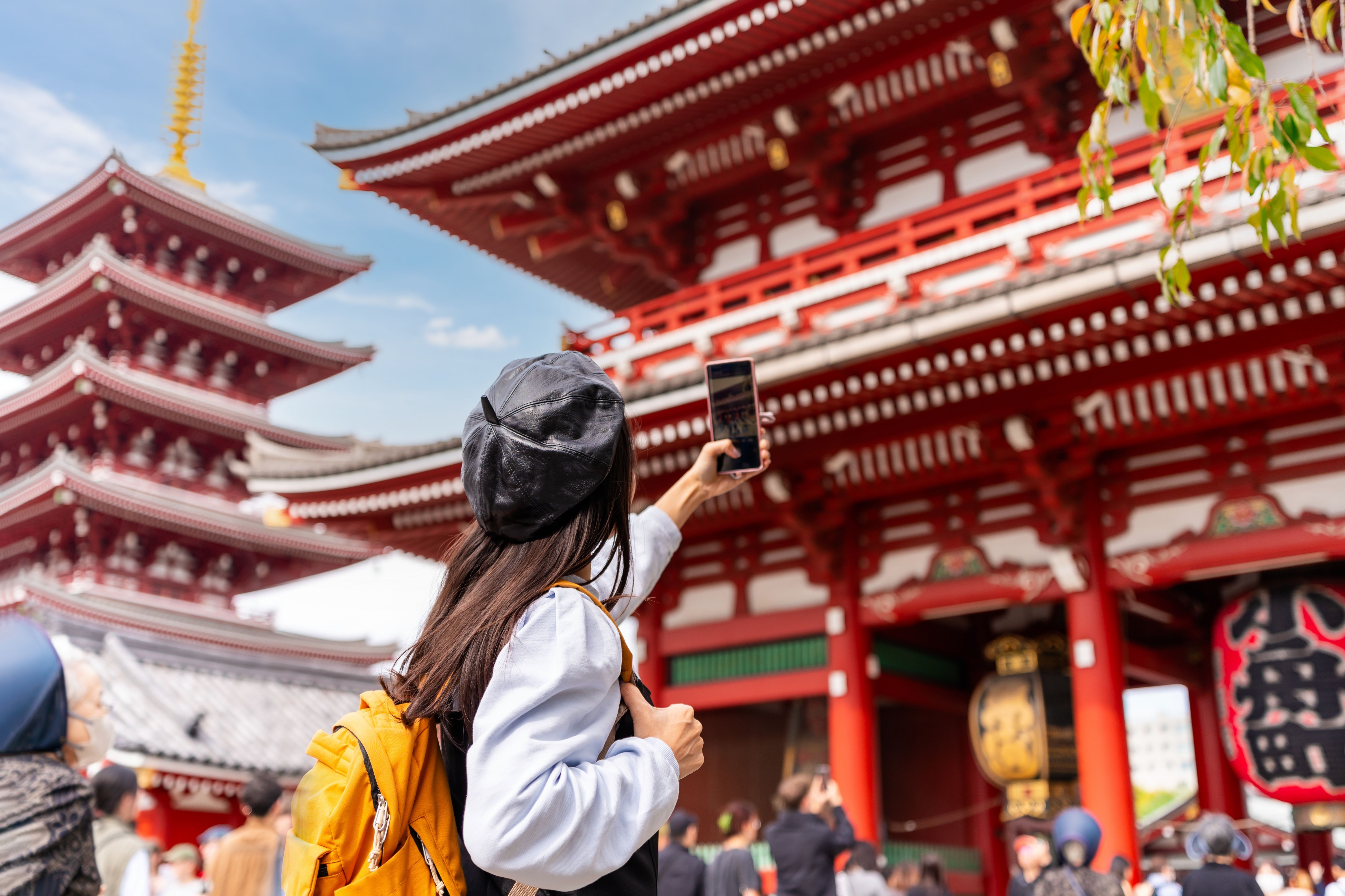 Ung turist fotograferer Sensoji-templet i Asakusa, Tokyo.