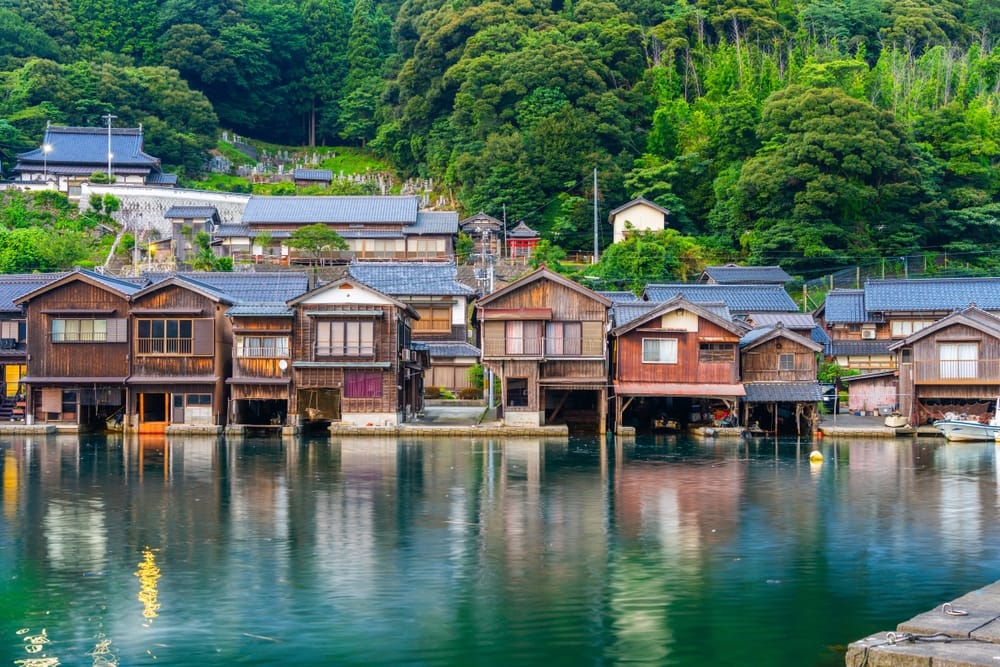 Historiske funaya bådhuse ved Ine Bay i Kyoto, Japan ved skumring.