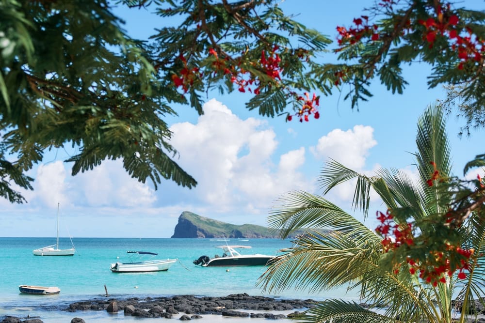 Imponerende udsigt til øen Coin de Mire – også kendt som Gunners Quoin – ud for Mauritius’ nordkyst, omgivet af det turkisblå Indiske Ocean og levende koralrev. » Tembo Travel Imponerende udsigt til øen Coin de Mire – også kendt som Gunners Quoin – ud for Mauritius’ nordkyst, omgivet af det turkisblå Indiske Ocean og levende koralrev.