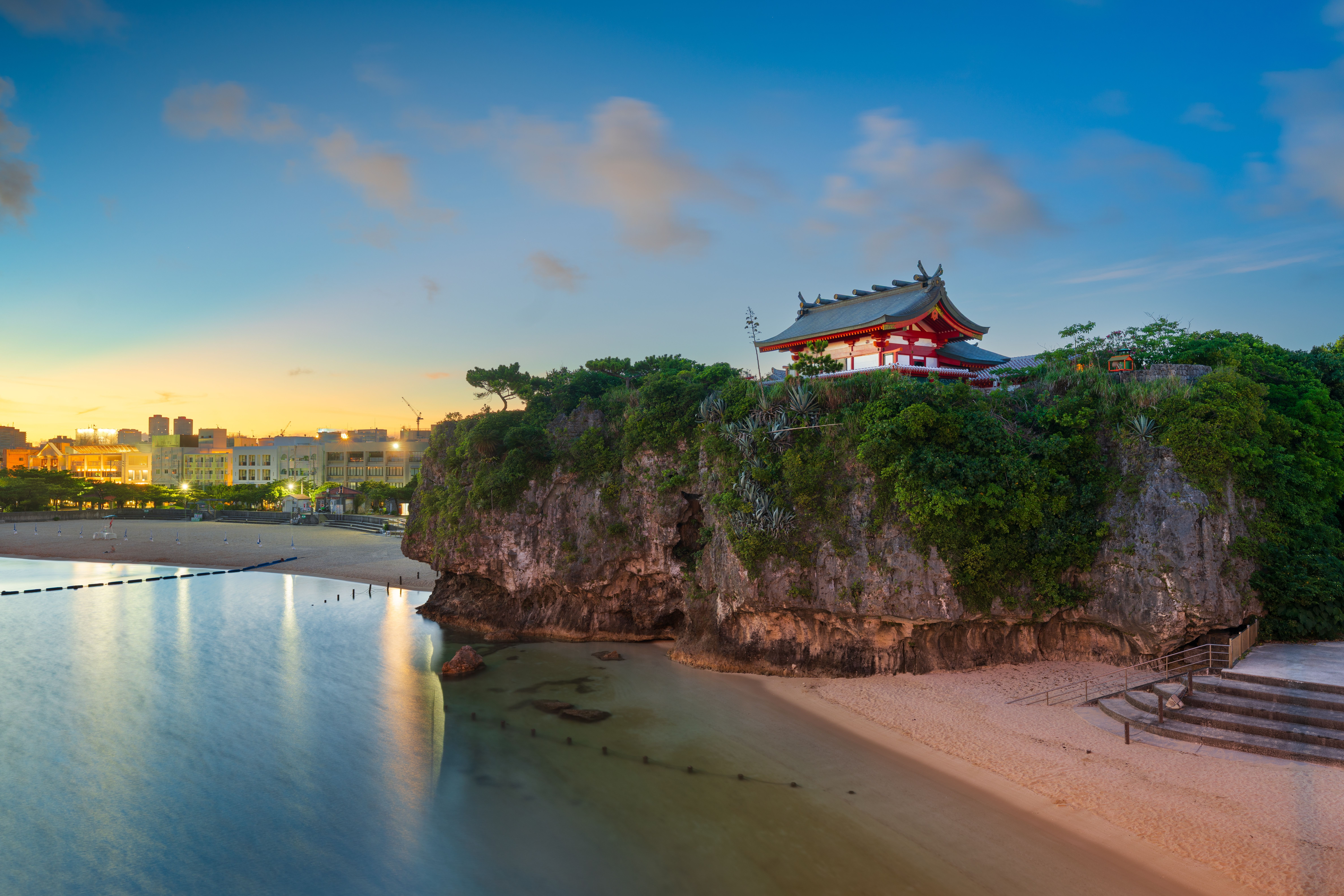 Bybillede af Naha fra Naminoue Beach ved solnedgang, Okinawa.