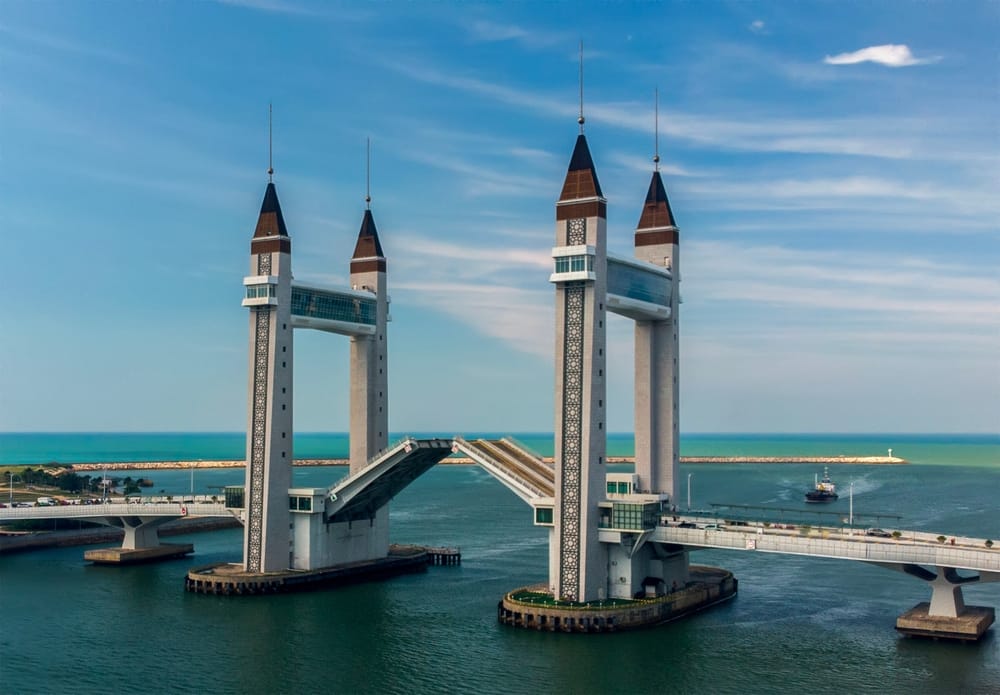 Terengganu Drawbridge i Kuala Terengganu, Malaysia, set i dagslys som et moderne vartegn og en af landets nyeste klapbroer