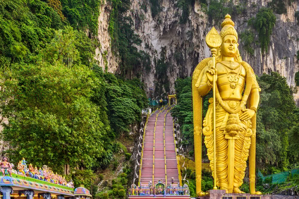 Den gyldne statue af Lord Murugan ved indgangen til Batu Caves nær Kuala Lumpur, Malaysia, et af landets mest berømte hinduistiske helligdomme