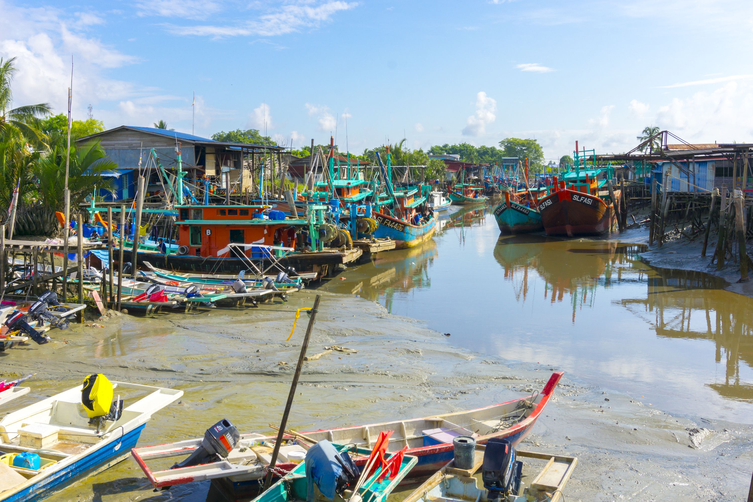 Traditionel fiskerbåd i Kuala Selangor havn.