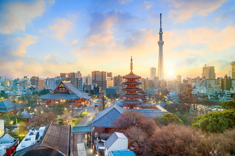Udsigt over Tokyos skyline med Sensō-ji-templet i forgrunden og Tokyo Skytree i baggrunden, der forener tradition og modernitet