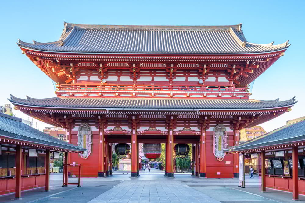 Kaminarimon-porten til Senso-ji-templet i Asakusa, Tokyo, Japan, kendt for sin store røde lanterne og historiske atmosfære