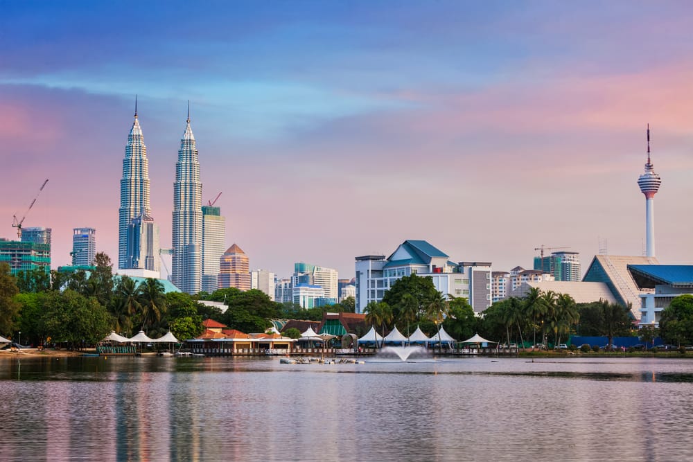 Kuala Lumpurs skyline med moderne skyskrabere og ikoniske vartegn som Petronas Towers, set på en klar dag