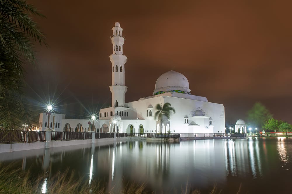 Masjid Tengku Tengah Zaharah, kendt som Den Flydende Moské, i Kuala Terengganu, Malaysia, smukt beliggende ved vandet og reflekteret i søens overflade