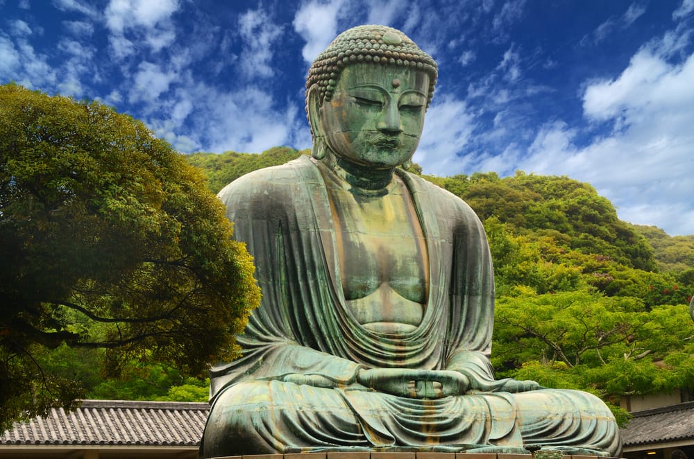 Den imponerende Daibutsu, den store bronze-Buddha, på området ved Kōtoku-in-templet i Kamakura, Japan, et af landets mest ikoniske vartegn