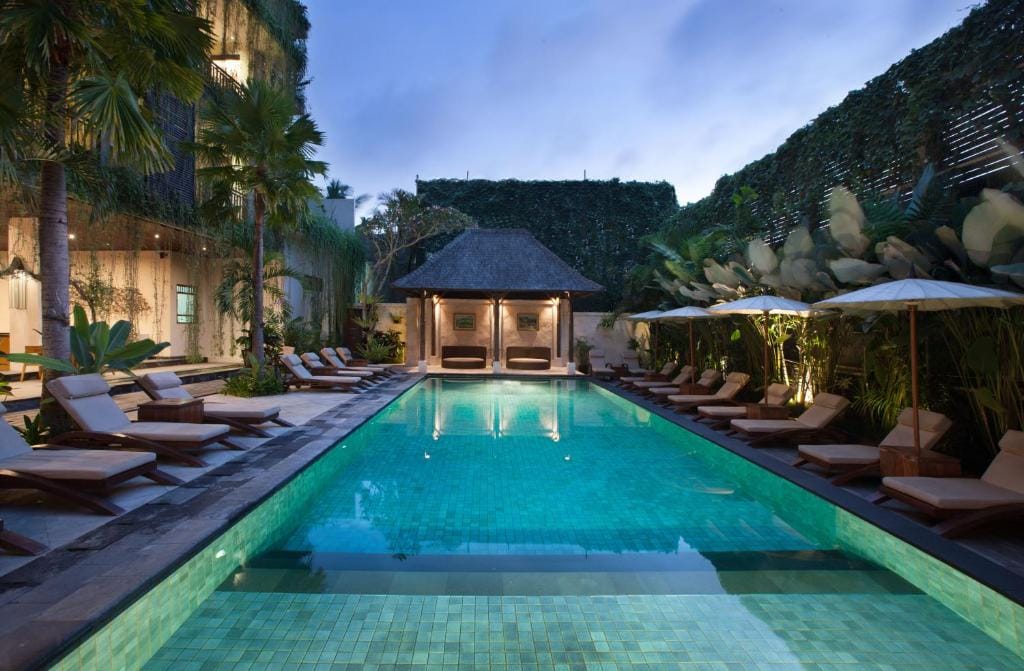 The Ubud Village Hotel i Ubud, Bali, Indonesien – boutiquehotel med pool, palmer og balinesisk design nær Monkey Forest.