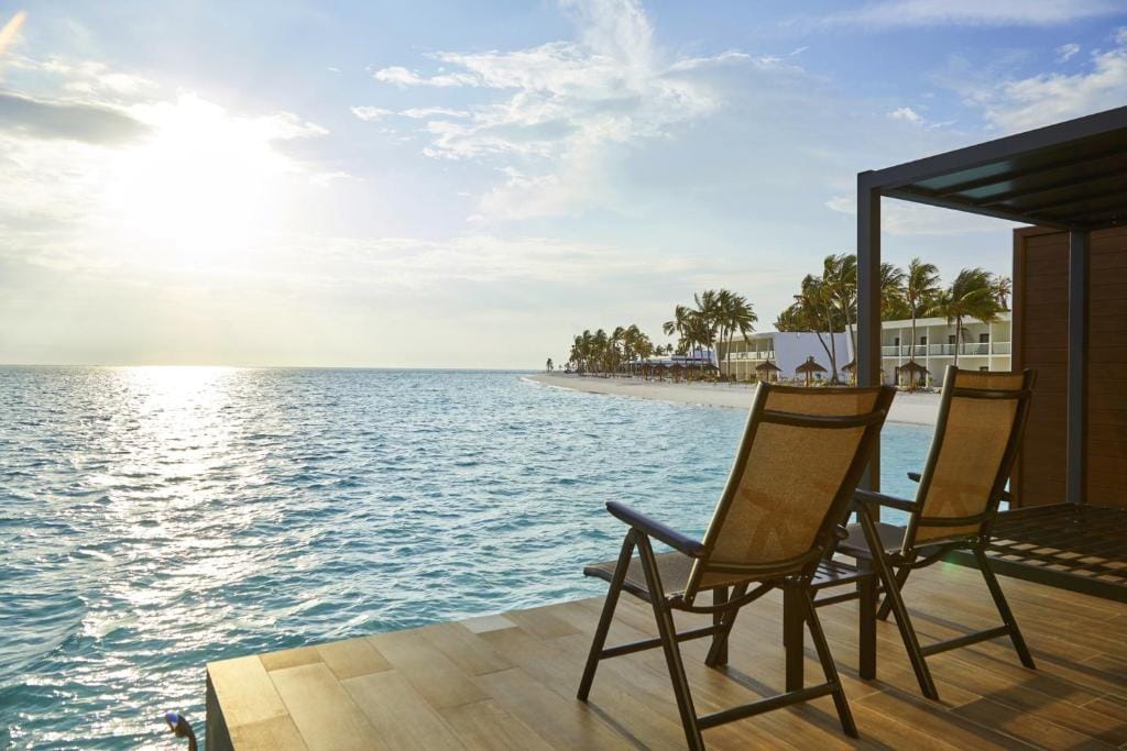 Solstole på RIU Atoll med udsigt over havet og stranden på Maldiverne.