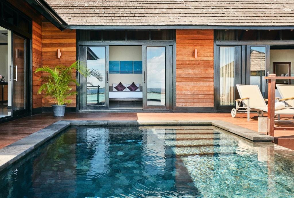 Luksus poolvilla på Sun Siyam Iru Fushi med privat pool, træterrasse og havudsigt.