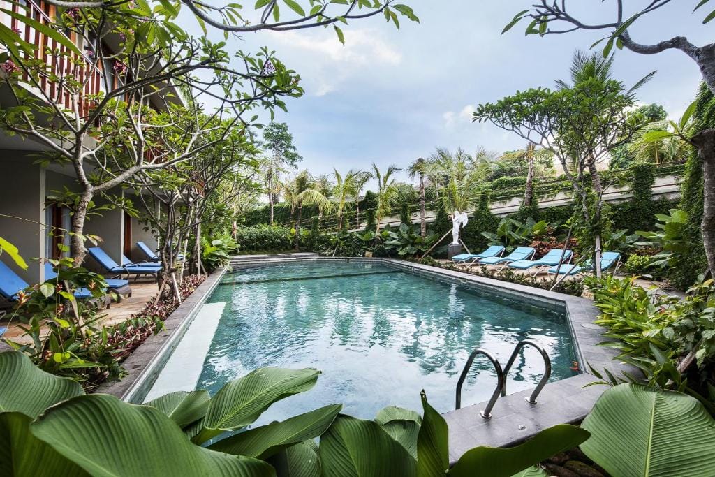 Poolområde med tropiske planter på Ubud Wana Resort i Ubud, Bali.