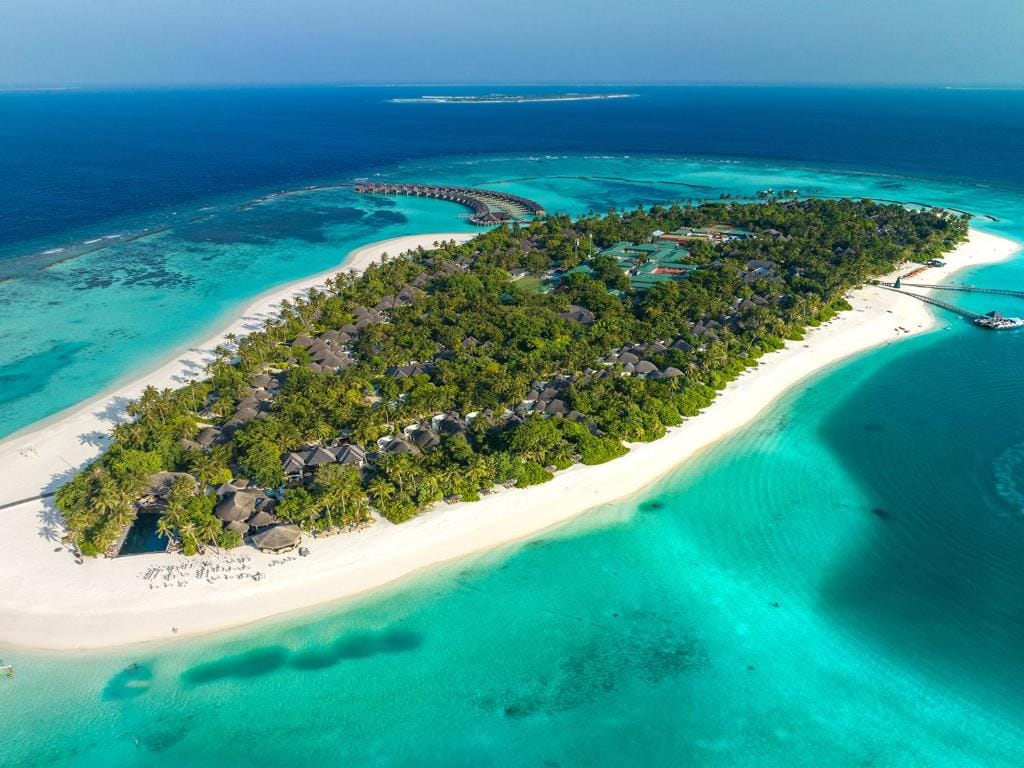 Luftfoto af Siyam World og Sun Siyam Iru Fushi på Maldiverne med turkisblåt hav, hvide strande og frodig ø-natur.
