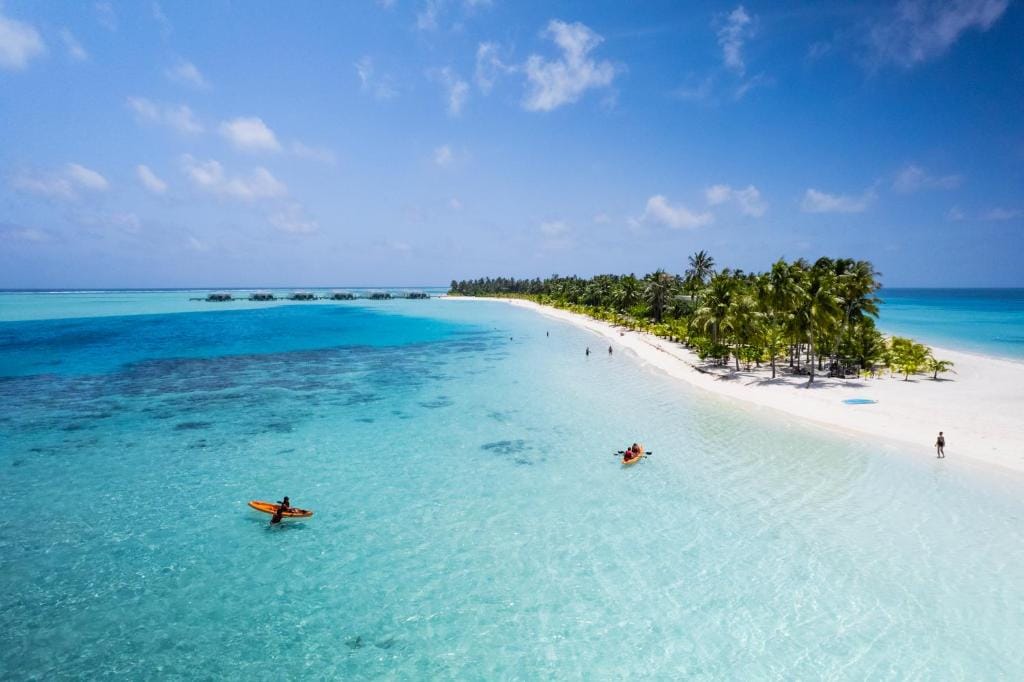 Kajakker i lavvandet turkis lagune ved RIU Atoll på Maldiverne.