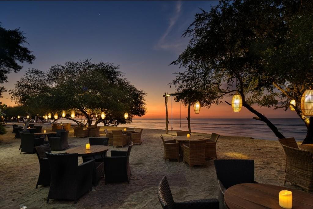Jambuluwuk Ocean Resort om aftenen
