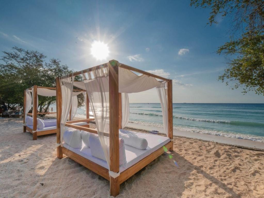 Lækker daybed på stranden ved Jambuluwuk Ocean Resort om aftenen