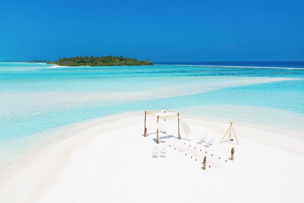 Bryllupsopstilling på hvid sandstrand omgivet af turkist vand på Kandima Maldives