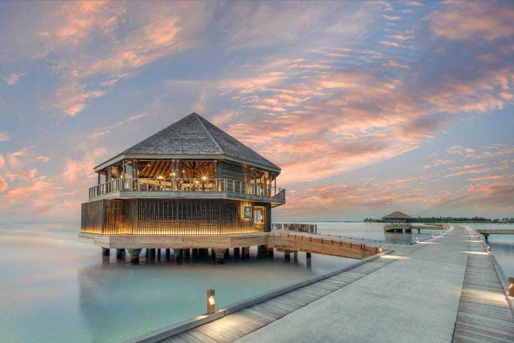 Overwater-restaurant ved solnedgang på Jawakara Maldiverne.