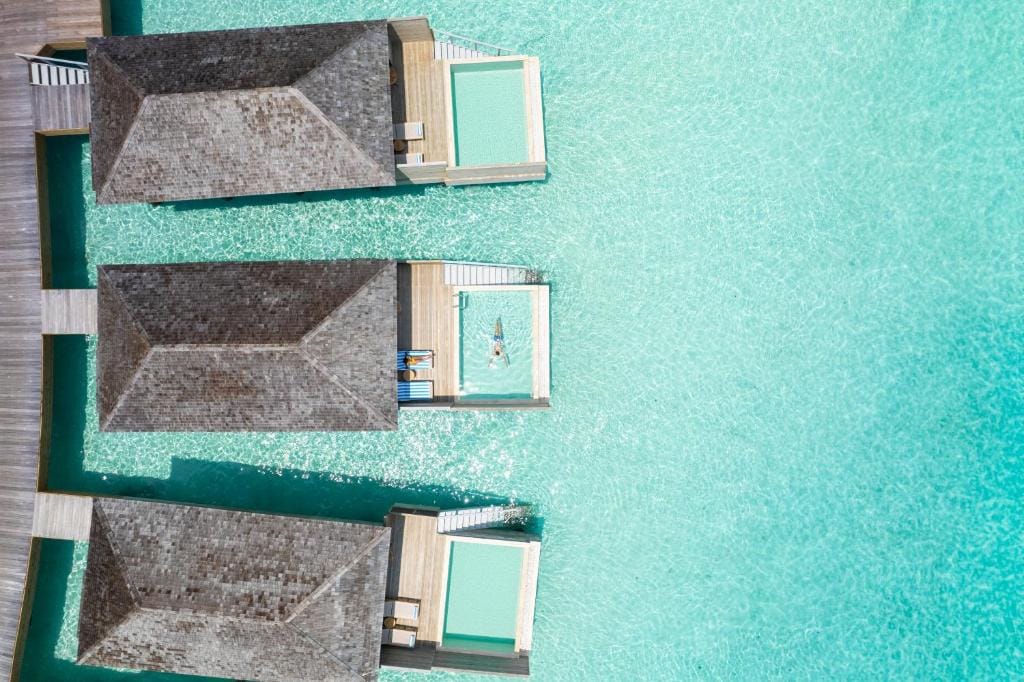 Luftfoto af vandvillaer med private pools på Finolhu Maldiverne.