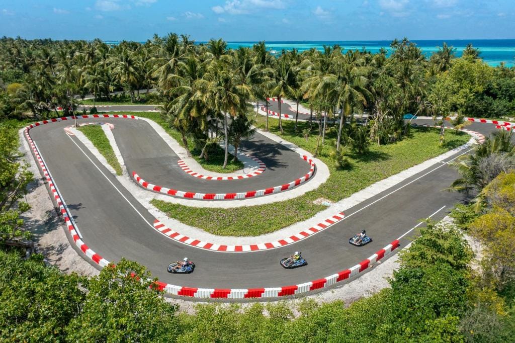 Go-kart bane omgivet af palmer og havudsigt på Kandima Maldives
