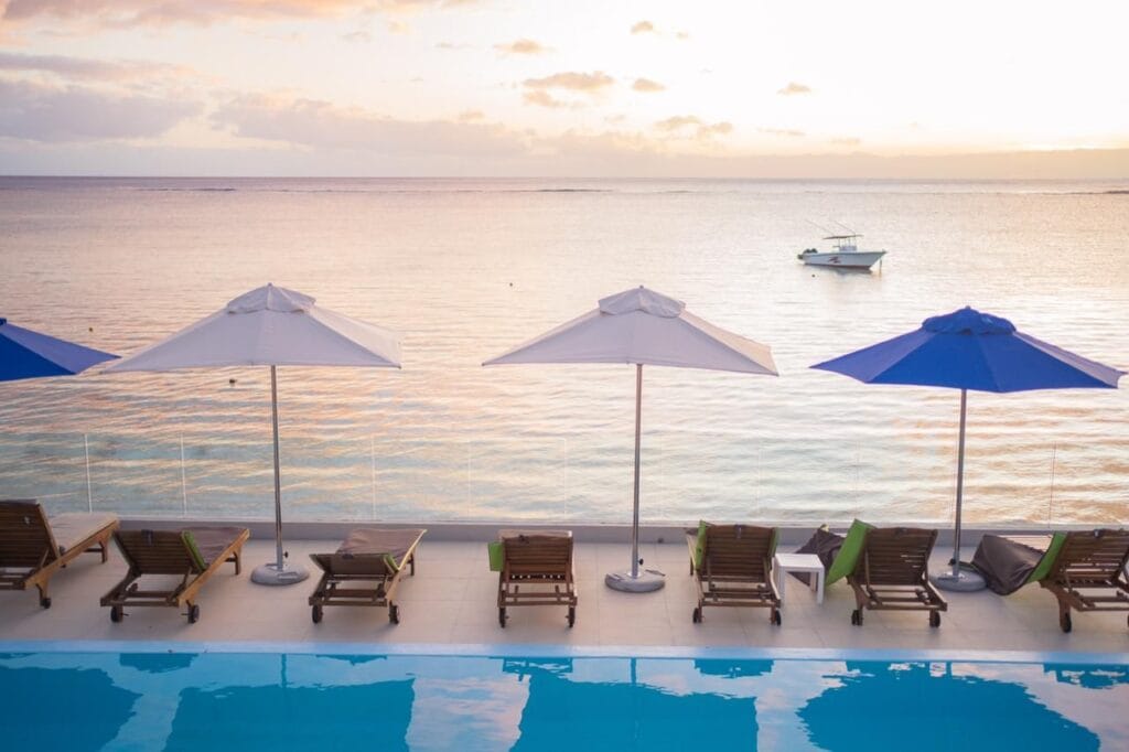 Gold Beach resort swimmingpool med udsigt over havet