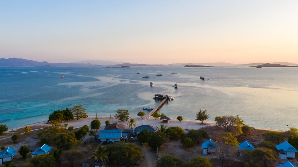 Kanawa Island i Komodo-øgruppen, Flores, Indonesien, set fra luften med turkisblåt hav og koralrev.