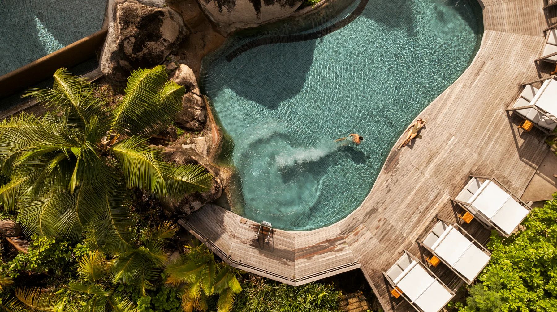 Poolområdet på Constance Lemuria på Praslin er omgivet af granitsten og frodig natur med udsigt til det Indiske Ocean.